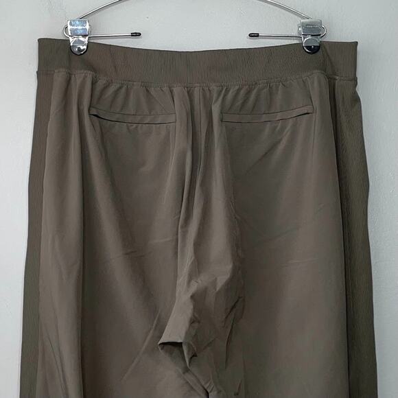 Athleta Size 18 Green Brooklyn Ankle Pants Lightweight Travel Casual Athleisure - Picture 5 of 15